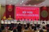 Ông Nguyễn Tấn Tuân - Chủ tịch UBND tỉnh tặng bằng khen cho các tập thể