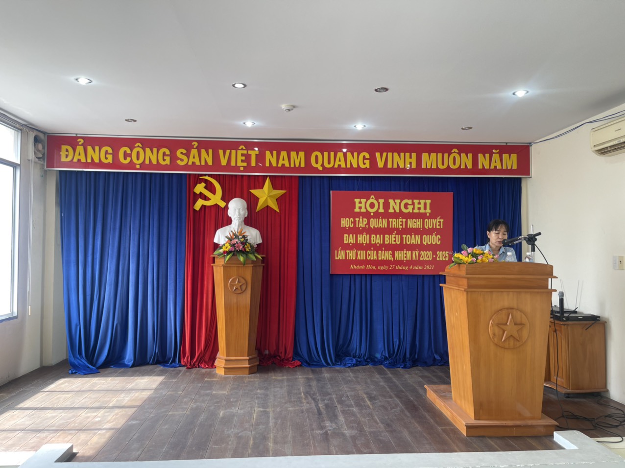 Đồng chí Nguyễn Thị Bích Liên PBT thường trực Đảng ủy Khối thuyết trình tại Hội nghị