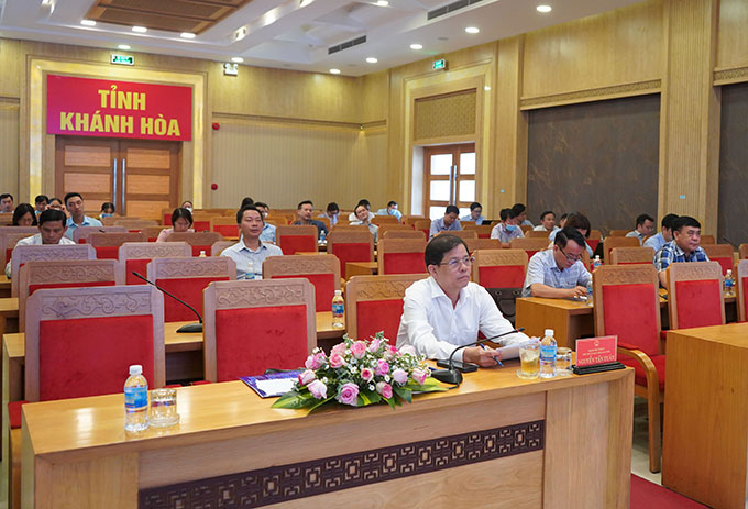 Ông Nguyễn Tấn Tuân tham dự hội nghị tại điểm cầu Khánh Hòa.