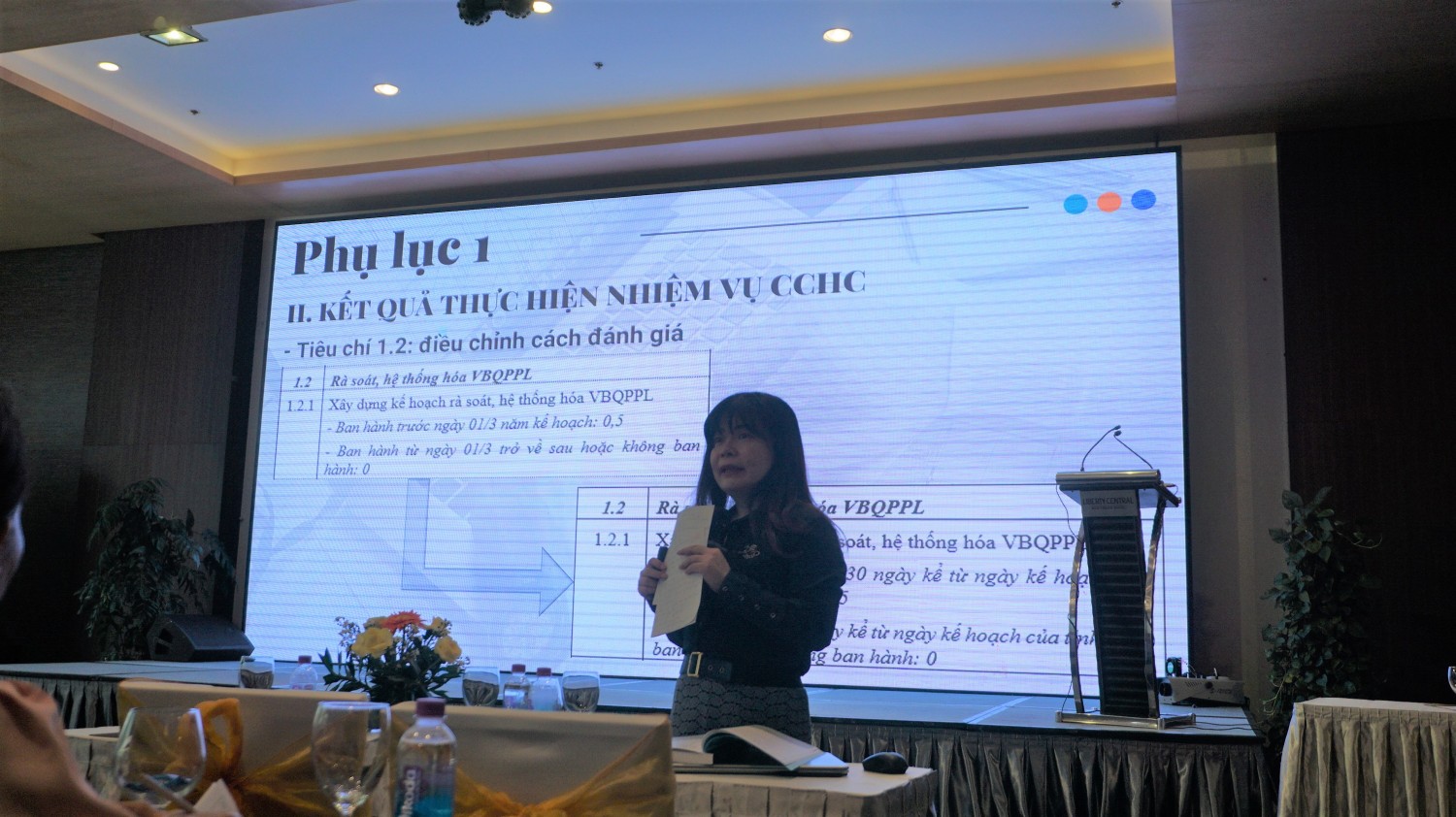 Bà Nguyễn Thị Lệ Hằng - Phó Trưởng Phòng CCHC, Sở Nội vụ báo cáo tại hội nghị